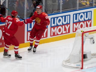 Nikita Gusev (vľavo) a Kirill Kaprizov na MS v hokeji 2019 v Bratislave.