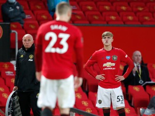 Hráči Manchestru United Luke Shaw a Brandon Williams (vpravo).