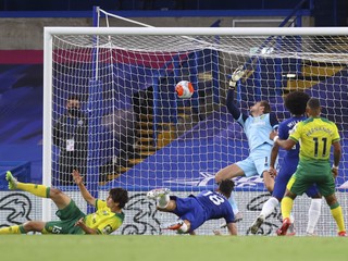 Oliver Giroud (v strede) dáva gól do siete Norwich City.