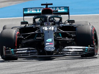 Lewis Hamilton s tímom  Meredes obhajujú oba tituly v seriáli formuly 1. 