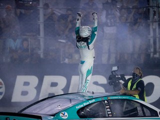 Chase Elliott sa teší z výhry v NASCAR.