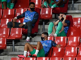 Hráči na tribúnach počas zápasu La Ligy.