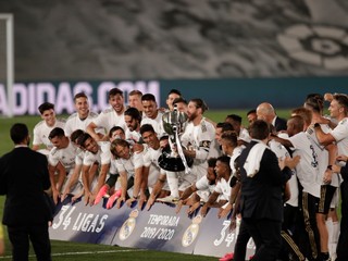 Radosť futbalistov Realu Madrid s trofejou pre víťaza La Ligy.