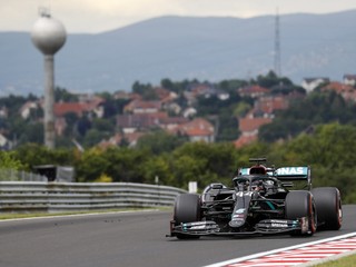 Britský jazdec Mercedesu Lewis Hamilton.