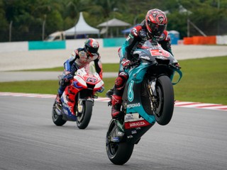 Fabio Quartararo (v popredí) na Yamahe.