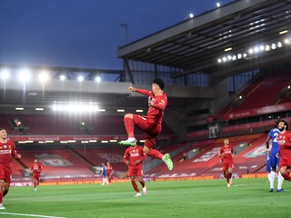 Roberto Firminho (Vo výskoku) oslavuje svoj gól do siete Chelsea.