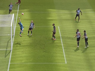Martin Dúbravka v zápase Newcastle United - Liverpool FC.