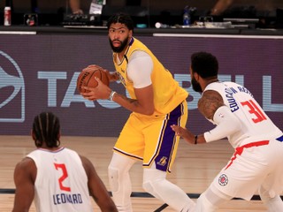 Anthony Davis (v strede) pri reštarte NBA.