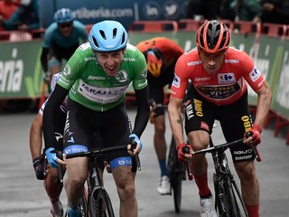 Dan Martin (vľavo) a Primož Roglič v závere 3. etapy na Vuelta 2020.