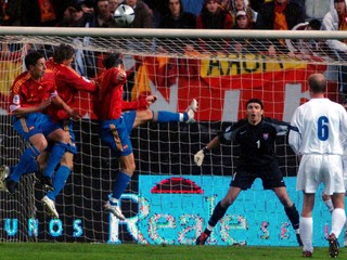 Luis García strieľa hlavou prvý gól do siete slovenského brankára Kamila Čontofalského v baráži MS 2005 v Madride. 