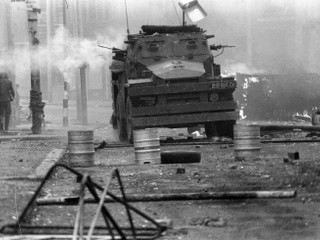 Britské obrnené vozidlo v uliciach belfastu počas nepokojov v roku 1972.