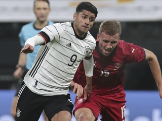 Tomáš Souček (vzadu) a Mahmoud Dahoud v zápase Nemecko - Česko.