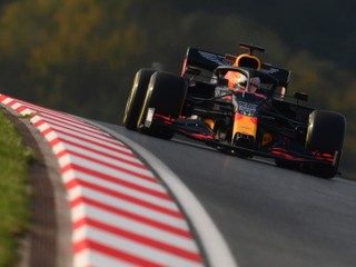 Max Verstappen z Red Bullu počas tréningu pred VC Turecka 2020.