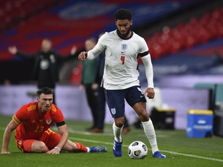 Joe Gomez (vpravo) v drese anglickej futbalovej reprezentácie.