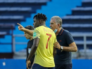 Tréner Kolumbie Carlos Queiroz a jeho zverenec Duvan Zapata.