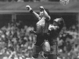 Na archívnej snímke z 22. júna 1986 argentínsky futbalista Diego Maradona (vľavo) a brankár Anglicka Peter Shilton v súboji, z ktorého Maradona dal svoj prvý z dvoch gólov vo štvrťfinále MS vo futbale v Mexico City. Tento gól je známy ako Božia ruka. 