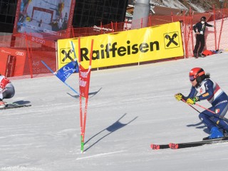Petra Vlhová a Federica Brignoneová, paralelný obrovský slalom Lech 2020.