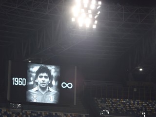 Diego Maradona na veľkoplošnej obrazovke štadióna SSC Neapol.