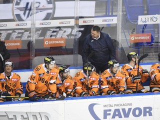 Hokejisti HC Košice budú v sezóne pokračovať bez Róberta Džugana.