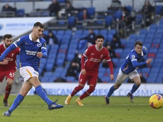 Pascal Gross (Brighton and Hove Albion) spečaťuje remízu proti Liverpoolu.