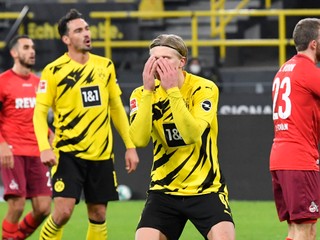 Erling Haaland sa drží za hlavu v zápase Dortmund - Kolín.