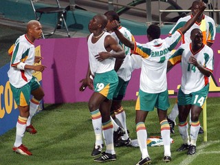 Obrovská radosť senegalských hráčov z gólu, ktorý strelil ich spoluhráč Papa Bouba Diop Francúzsku na MS 2002.