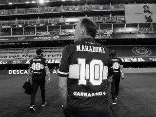Každý mal na chrbte meno Maradona. Hráči Bocy Juniors vzdali hold legende