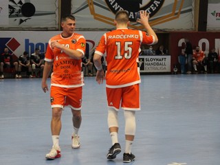 Alexander Radčenko (vľavo) so synom Kirillom počas zápasu Slovnaft handball extraligy medzi Košicami a Topoľčanmi. 