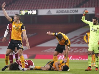 Raúl Jimenez a David Luiz po strete v zápase Arsenal - Wolverhampton.