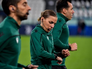 Francúzska rozhodkyňa Stephanie Frappartová pred zápasom Ligy majstrov.