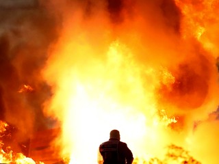 Plamene po nehode Grosjeana.