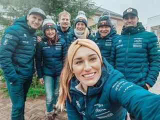 Paulína Fialková (v popredí) so sestrou Ivonou a ich tímom.