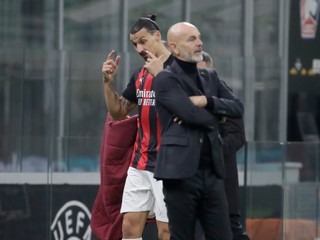 Stefano Pioli na lavičke AC Miláno.