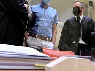 Obťalovaný športový lekár Mark Schmidt (v strede) medzi svojimi advokátmi.