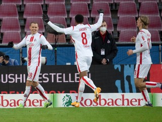 Duda prihral na víťazný gól, potom dostal červenú kartu. Bayern zaváhal