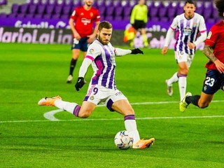 Weissman strieľa gól v drese Real Valladolid.