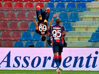 Arkadiusz Reca (hore) z FC Crotone sa raduje po strelenom góle.