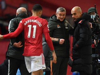 Tréneri Ole Gunnar Solskjaer a Pep Guardiola diskutujú po zápase Manchester United - Manchester City.