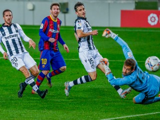 Hviezda FC Barcelona Lionel Messi strieľa gól.
