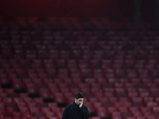 Tréner Arsenalu Mikel Arteta pred prázdnymi tribúnami.