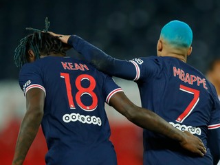 Futbalisti PSG - zľava Moise Kean a Kylian Mbappé.