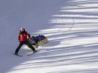 Rakúsku lyžiarku Nicole Schmidhoferovú odnášajú po páde počas zjazdu Svetového pohára vo francúzskom stredisku Val d'Isere.