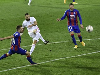 Karim Benzema (Real Madrid) strieľa gól do siete SD Eibar.