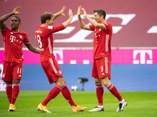 Robert Lewandowski (vpravo) v drese Bayernu Mníchov.