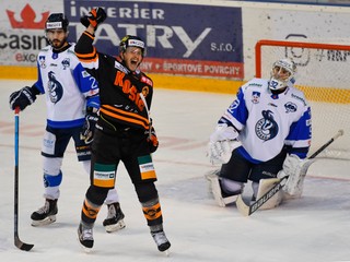 Obranca Jurij Repe (vľavo) už nie je súčasťou popradského kádra.