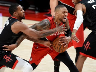 Momentka zo zápasu Portland - Houston (Trail Blazers, Damian Lillard).