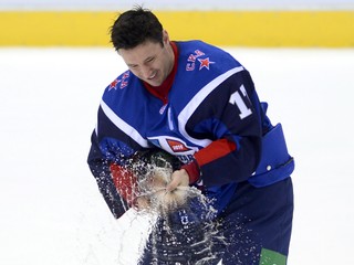 Na snímke radosť kapitána výberu Západ Iľja Kovaľčuka, ktorý strieka šampanské po víťazstve 18 : 16 nad výberom Východu v Zápase hviezd Kontinentálnej hokejovej ligy (KHL) v bratislavskej Slovnaft aréne 11. januára 2014.