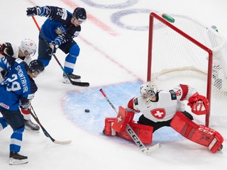 Momentka zo zápasu Fínsko - Švajčiarsko, MS v hokeji do 20 rokov 2021.