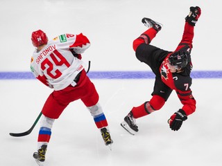 Ilya Safonov (vľavo) a Kirby Dach v prípravnom zápase pred MS v hokeji do 20 rokov 2021 Kanada - Rusko.