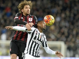 V hlavičkovom súboji bojujú o loptu hráč Juventusu Patrice Evra (vpravo) a Alessio Cerci z AC Miláno.
